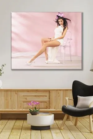 Saçında Pembe Çiçekli Oturan Kadın Kanvas Duvar Tablo 3322421