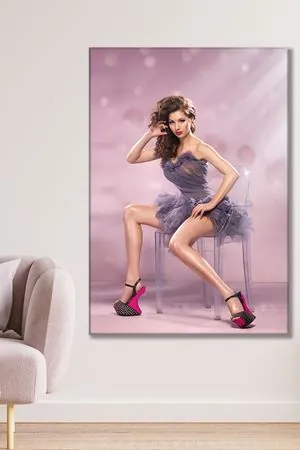Pembe Topuklu Ayakkabılı Oturan Kadın Kanvas Duvar Tablo 3322636