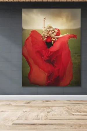 Kırmızı Gece Elbiseli Elleri Havada Kadın Kanvas Duvar Tablo 3322647