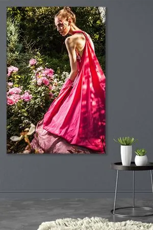 Çiçeklerin İçinde Pembe Elbiseli Kadın Kanvas Duvar Tablo 3322757