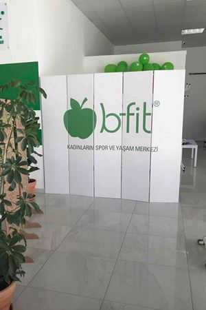 Logo Baskılı Ahşap Paravan | Kurumsal Tasarım