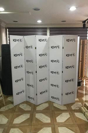Logo Baskılı Ahşap Paravan | Kurumsal Tasarım