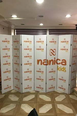 Logo Baskılı Ahşap Paravan | Kurumsal Tasarım