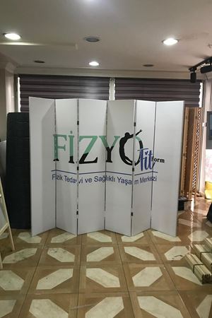 Logo Baskılı Ahşap Paravan | Kurumsal Tasarım