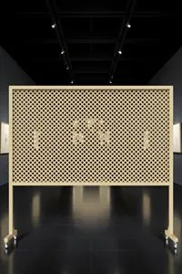 Kiralık Doğal Ahşap Tekerlekli Sanat Sergi Panosu Seperatör